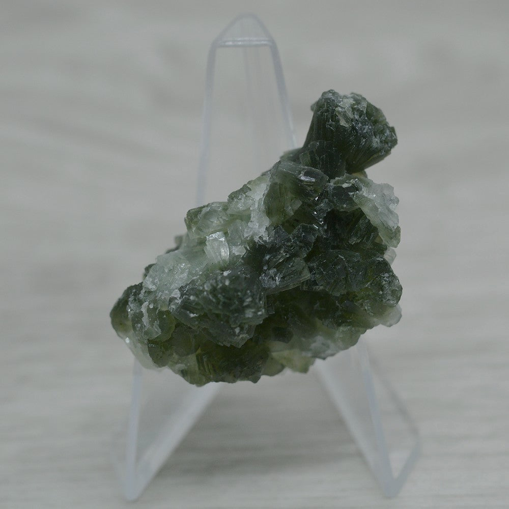 Prehnite cristallisation en nœuds papillon de 21g sur présentoir en provenance du Maroc 