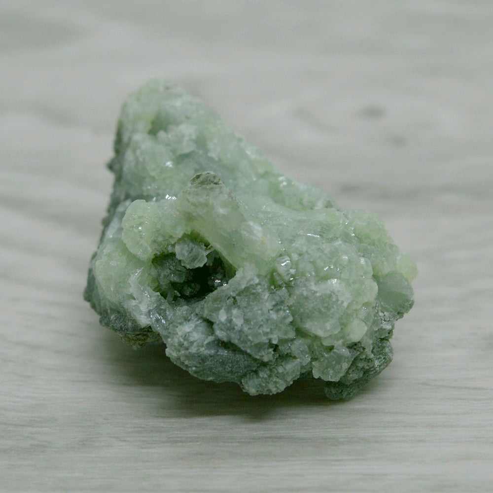 Prehnite brute a la cristallisation orthorhombique verte claire de 30g