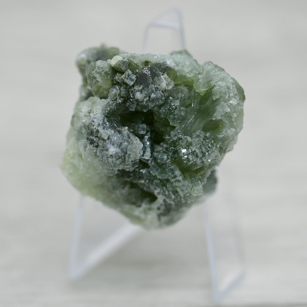 Prehnite brute cristallisée du Maroc de 42g sur présentoir