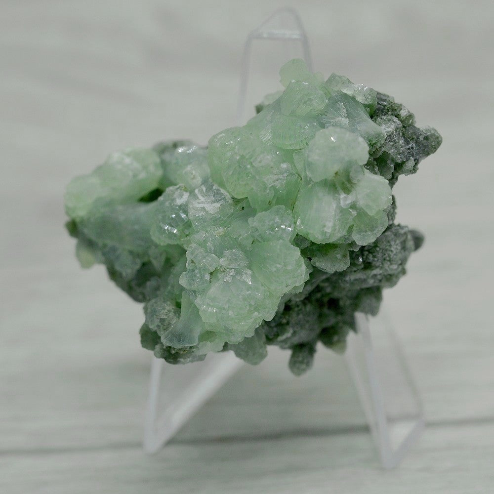 Prehnite brute cristallisée marocaine de 43g sur son présentoir