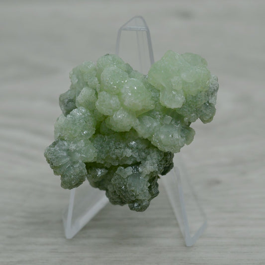 Prehnite brute verte jaunie à inclusions de byssolite 40g de Boulemane