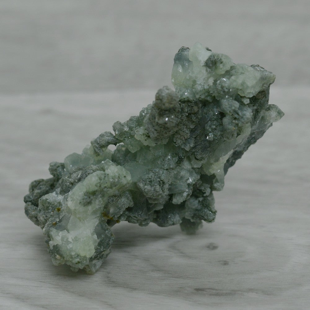 Prehnite brute verte claire et foncée de 42g en provenance du Maroc