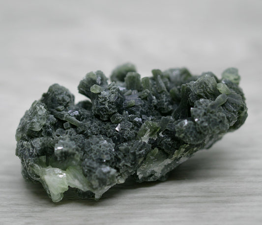 Prehnite brute verte foncée aux cristaux orthorhombiques de 67g