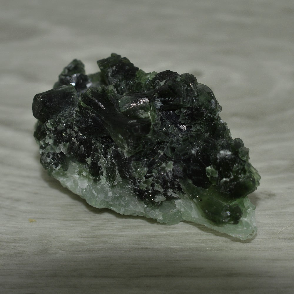 Prehnite pierre naturelle verte foncée cristallisée du Maroc 45g