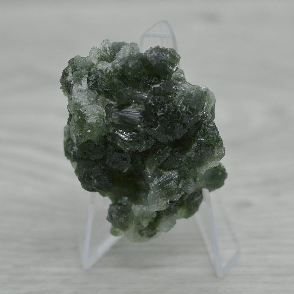 Prehnite foncée vert épinard 47g sur son présentoir