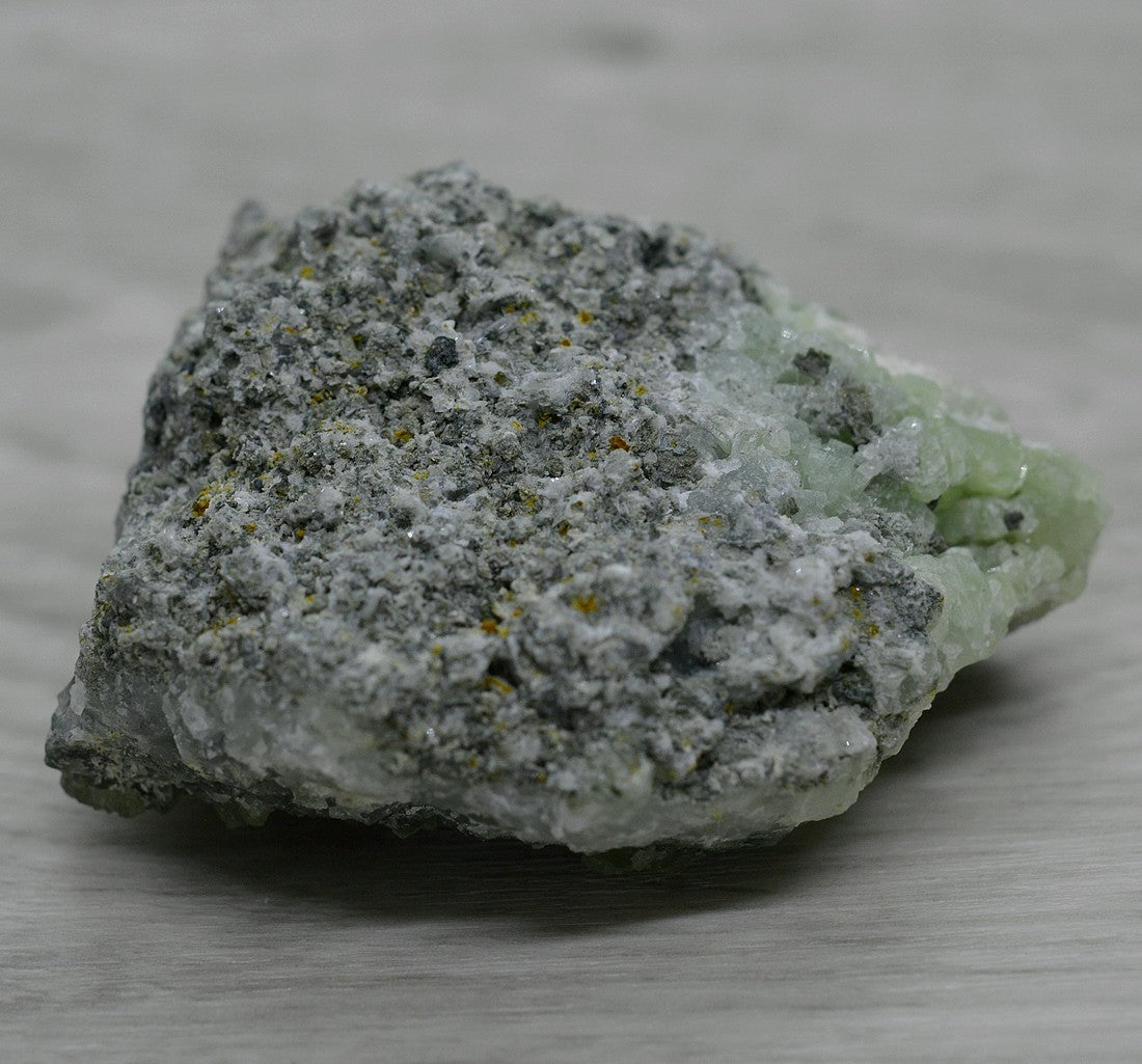 Prehnite pierre brute de 120g face arrière