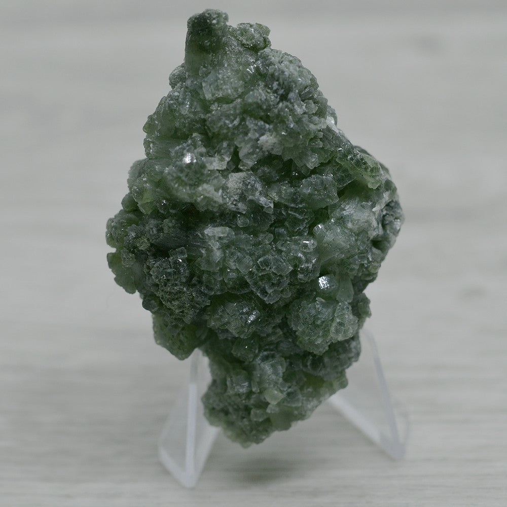 Prehnite verte pierre brute 82g sur présentoir