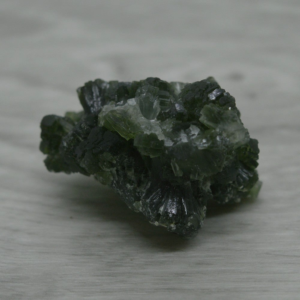 Prehnite pierre brute du Maroc 25g vert épinard