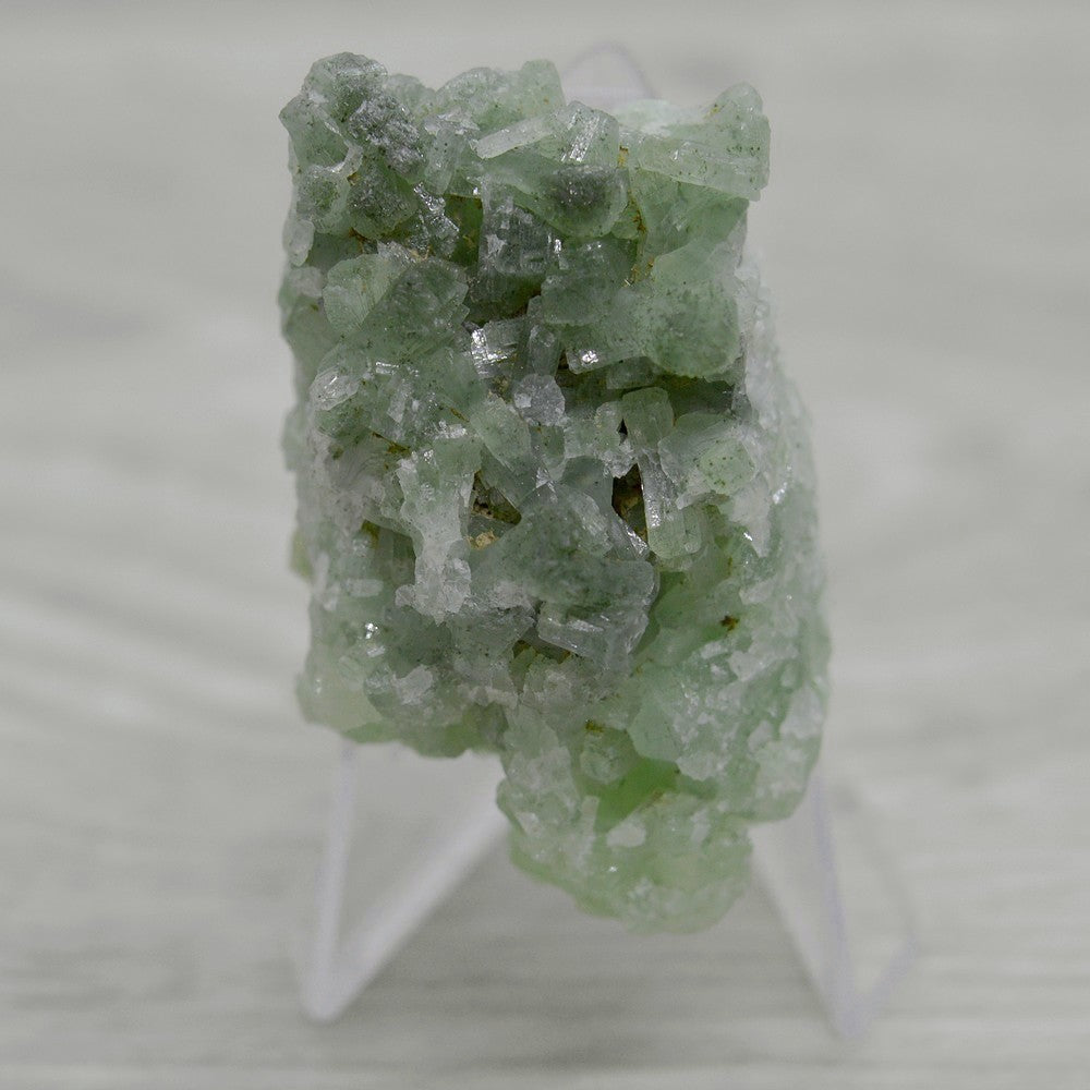 Prehnite pierre brute verte 58g sur présentoir pour collection