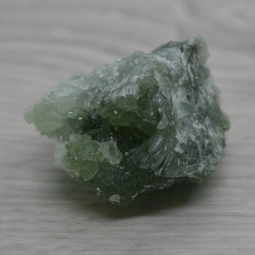 Prehnite verte à nuances et cristaux orthorhombiques de 55g
