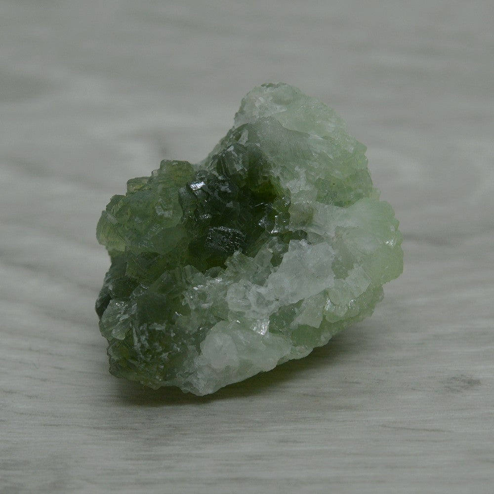 Prehnite verte cristaux orthorhombiques nuancés de 29g pierre brute