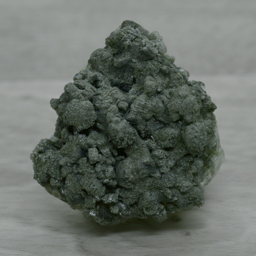 Prehnite arrière verte foncée et scintillante 94g