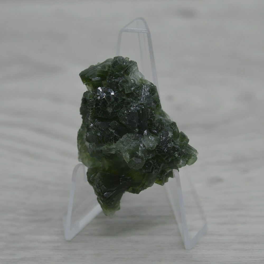 Prehnite vert épinard brute cristallisée de 25g sur présentoir
