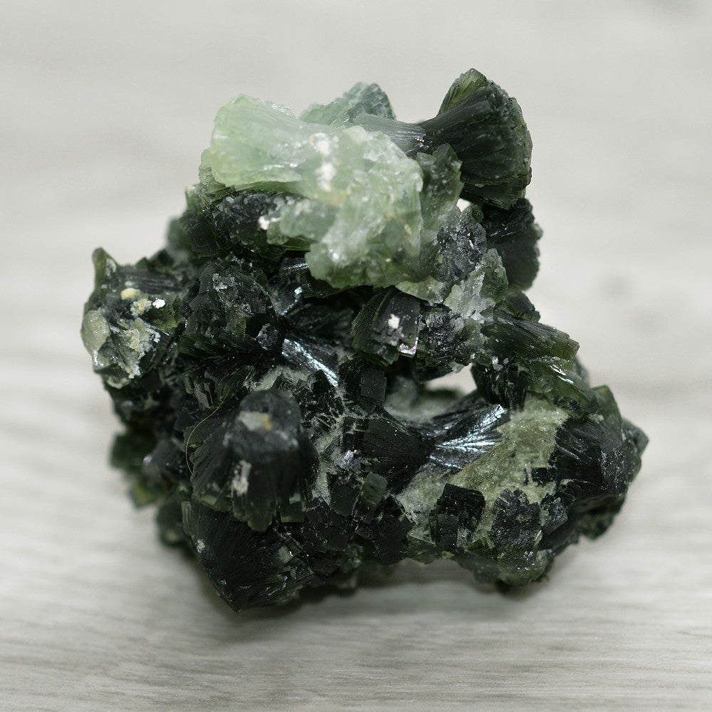 Prehnite verte aux cristaux en forme de nœuds papillons 58g