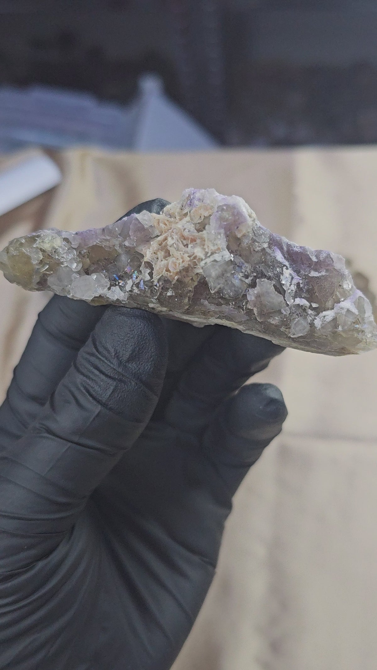 Baryte beige sur fluorite jaune verdâtre quartz et roche violette à l'arrière sur gangue rocheuse de 77g 