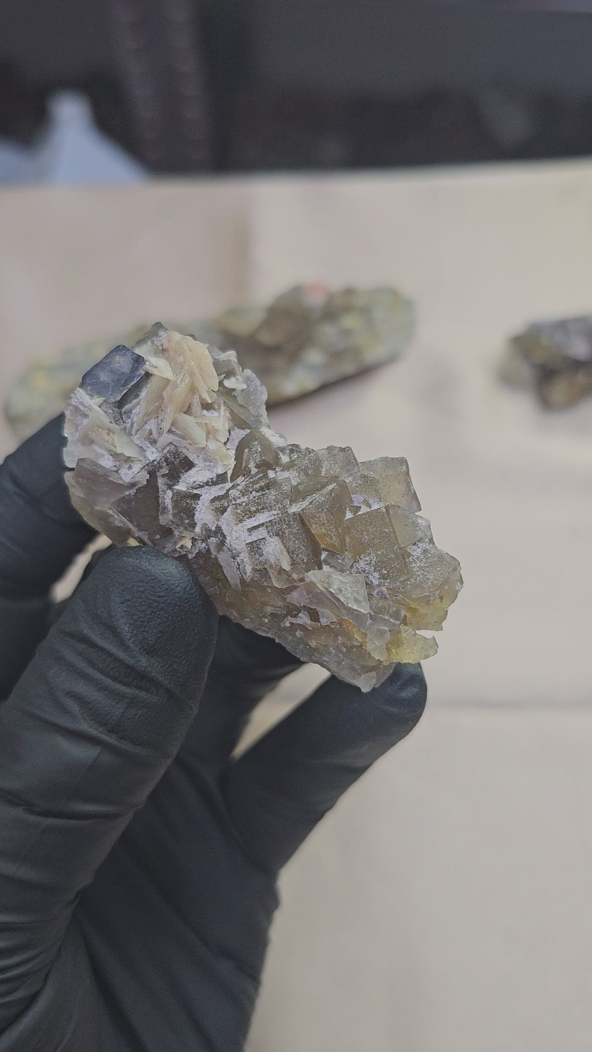 Cube de galène et baryte sur fluorite jaune miel foncé du Maroc 62g - Vue en 360° et sous lampe