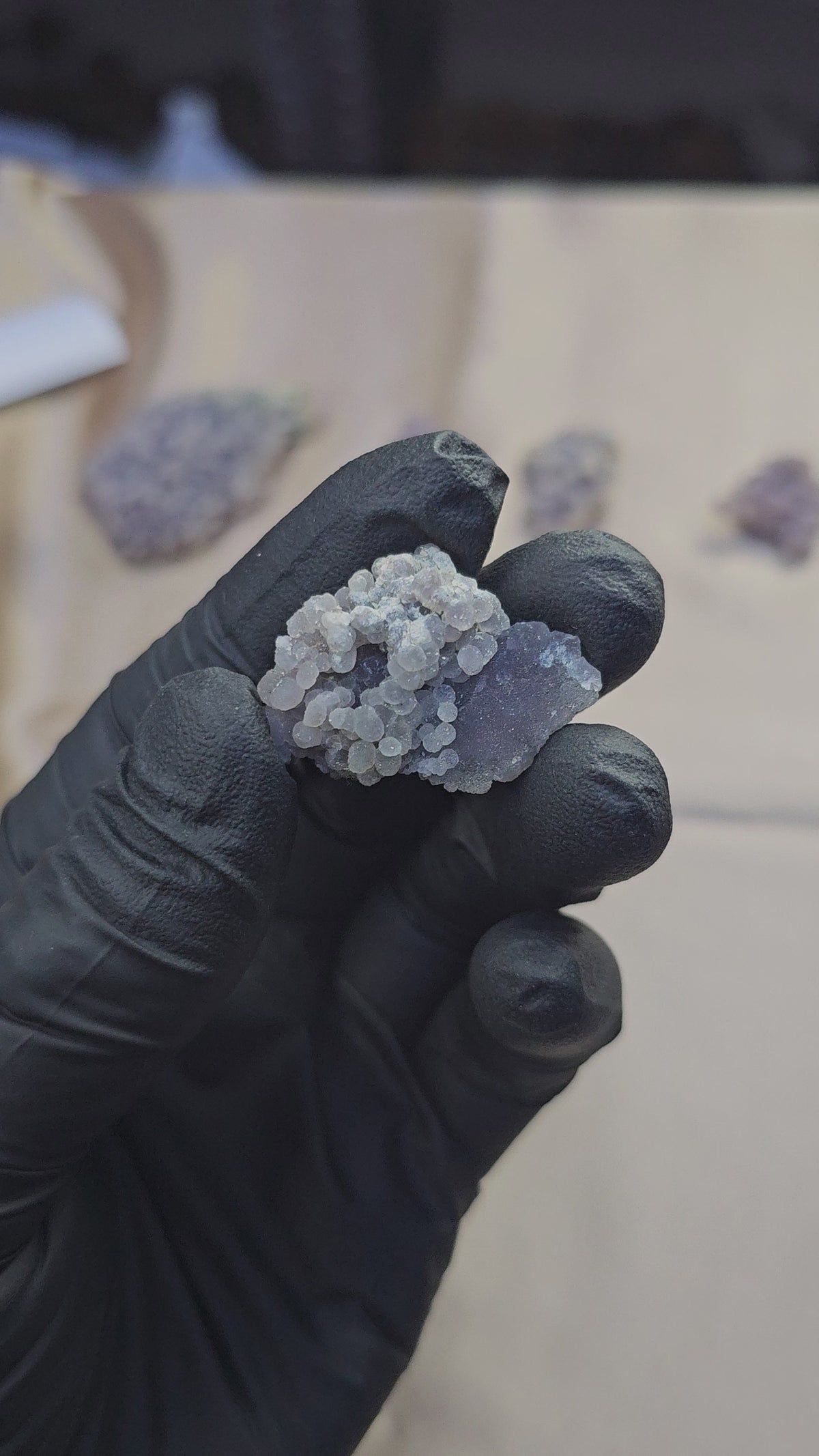 Calcédoine grappes de raisin gris de lin et violette claire entièrement scintillante de 5g d'Indonésie