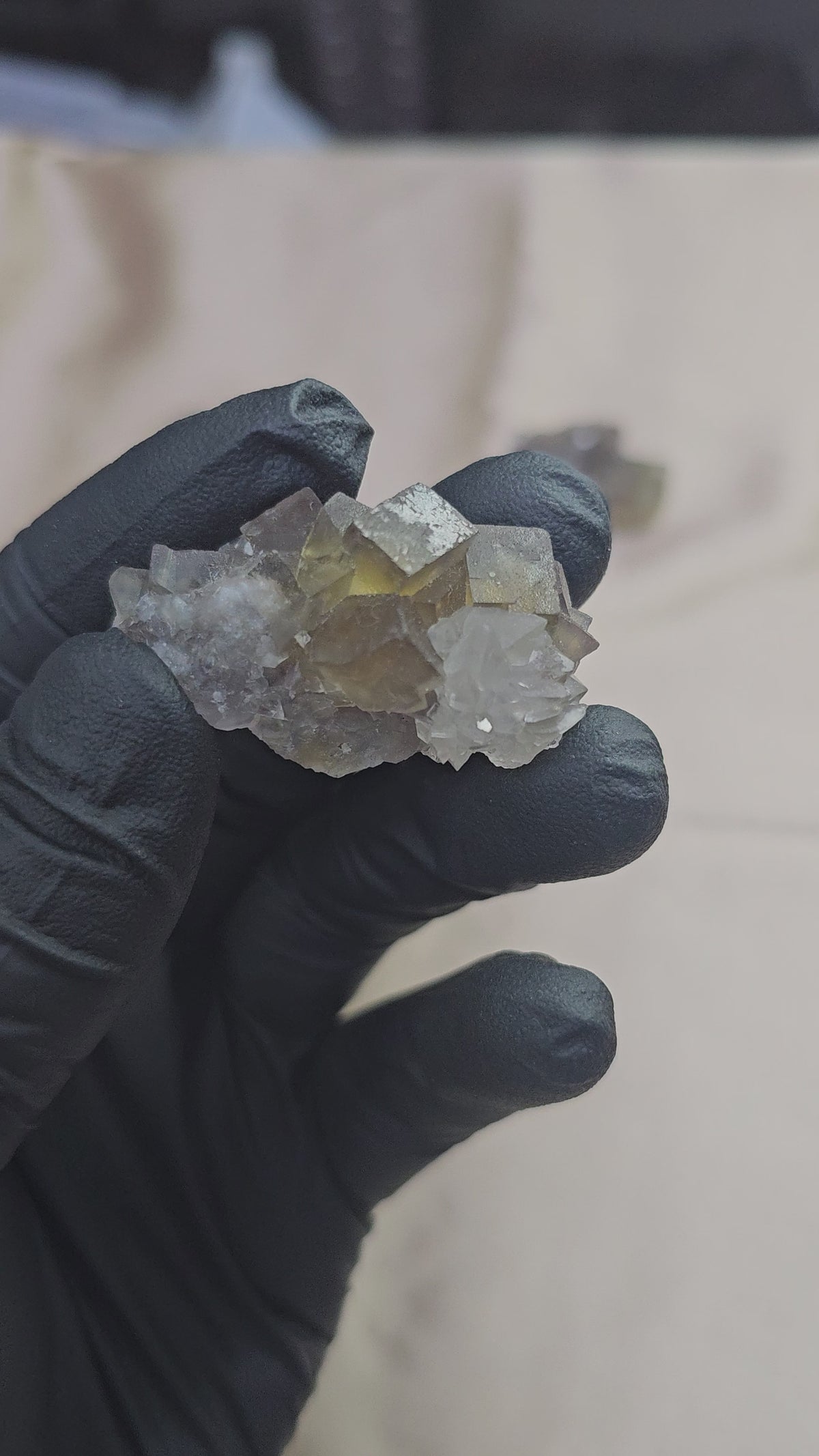 Fluorite jaune zonée accompagnée de sa fleur de quartz en provenance du Maroc 19g - Vue en 360°