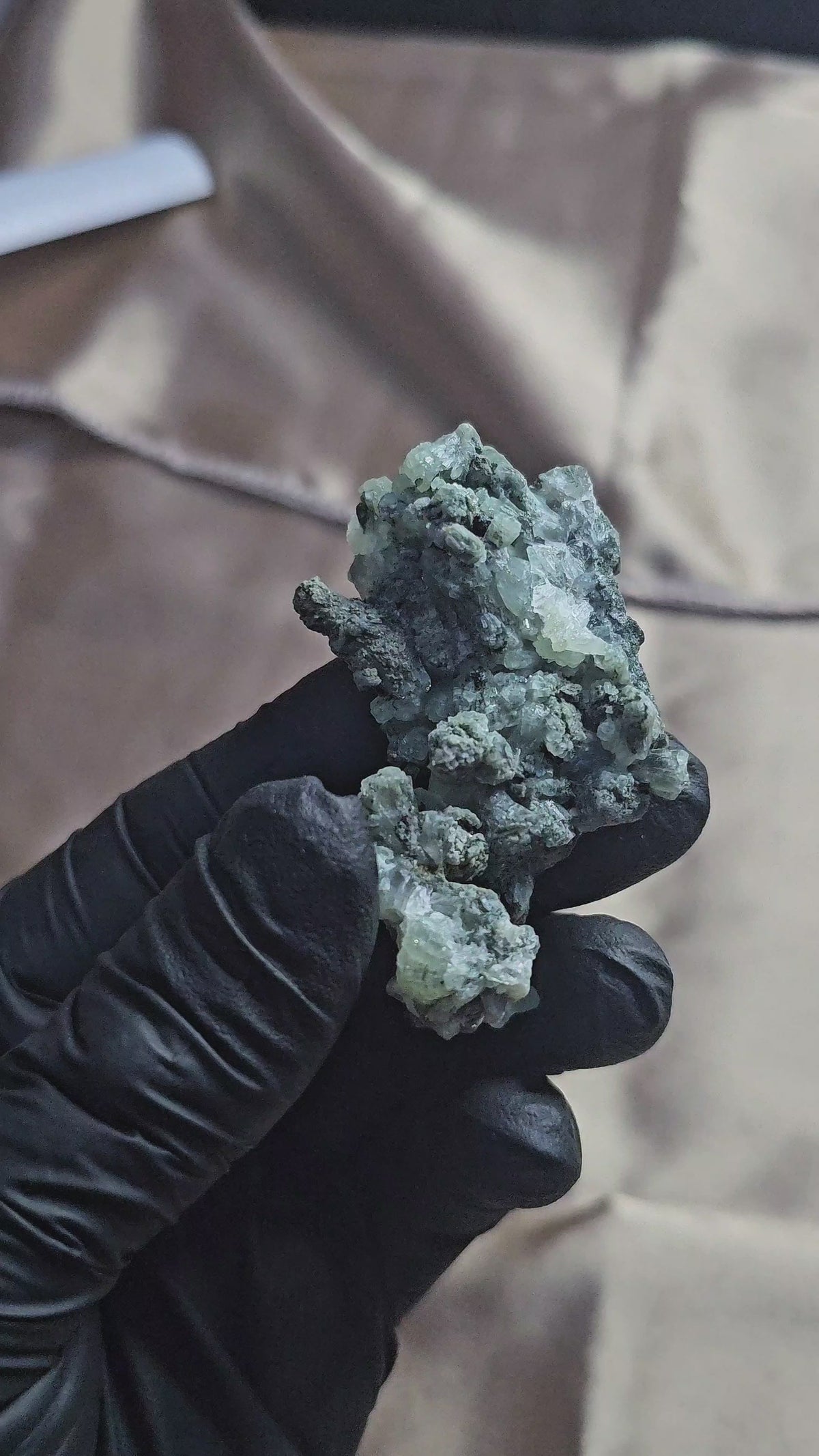 Prehnite de 42g verte nuancée en provenance du Maroc