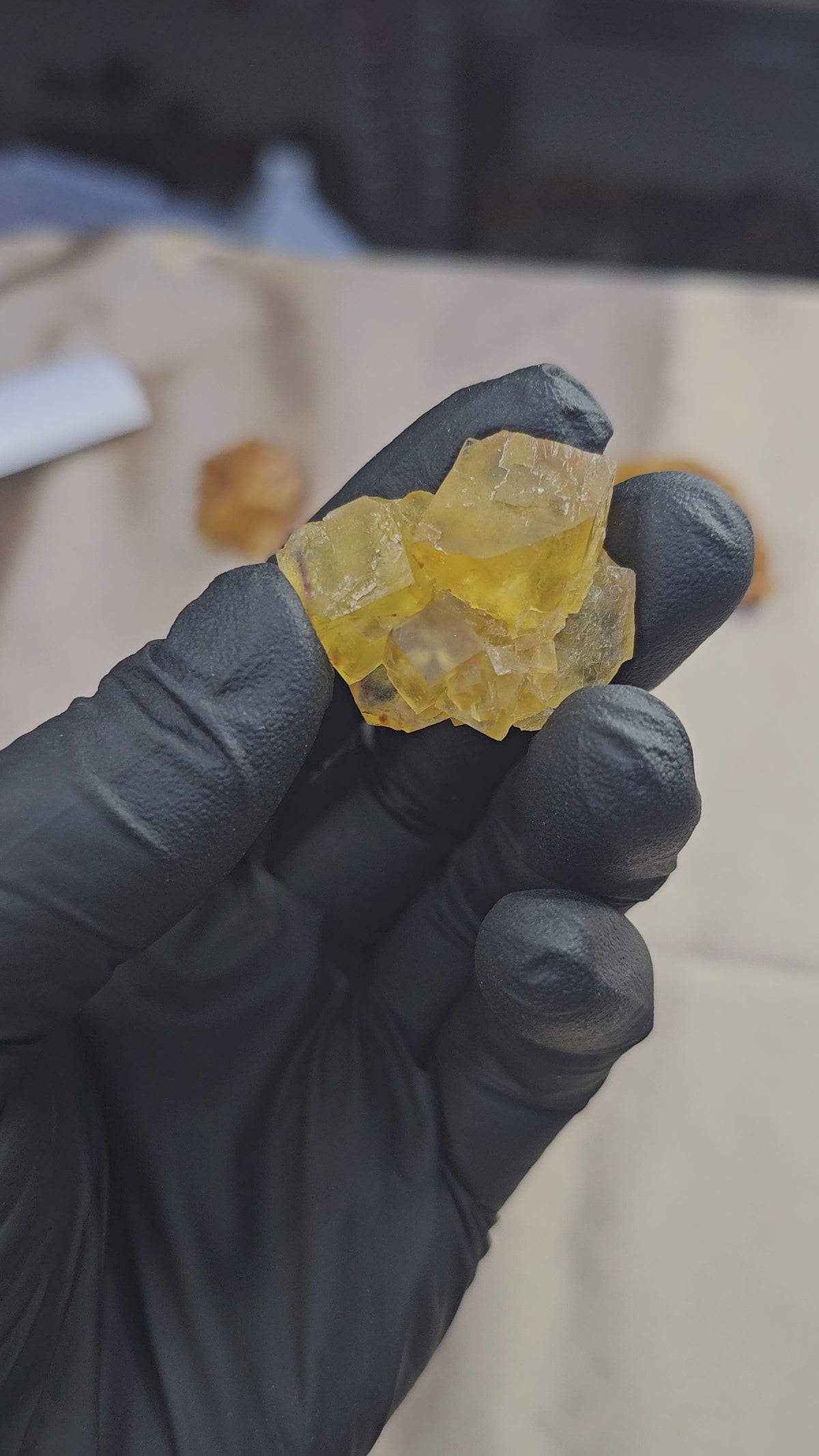 fluorite maclée translucide à cubes jaune miel du Maroc de 15g - Vue en 360° et présentation du dessus