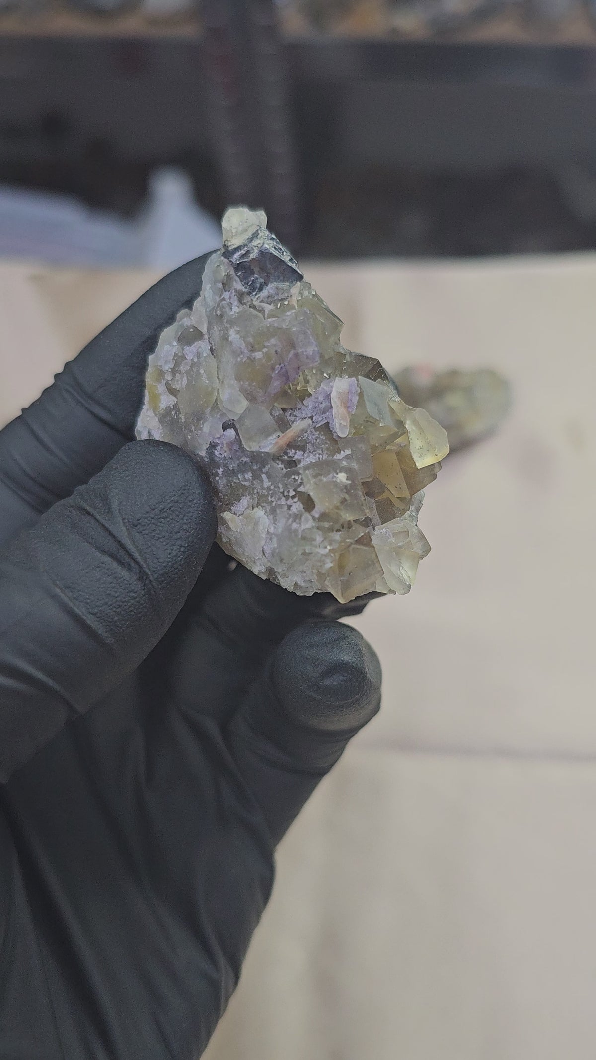 Fluorite maclée jaune vert surmontée de son cube en galène de 52g en provenance du Maroc - Présentation du dessus et en 360°