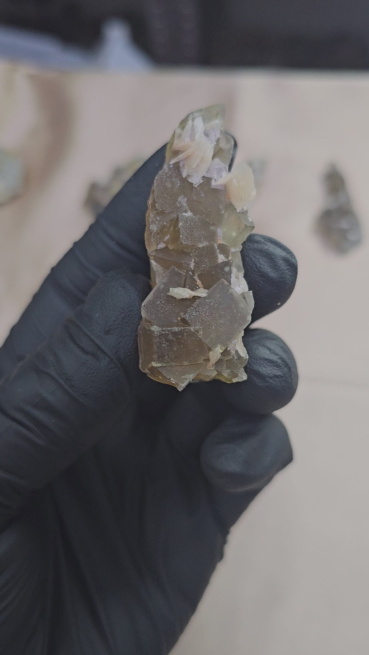 Fluorite jaune verdâtre avec baryte beige en provenance du Maroc 35g