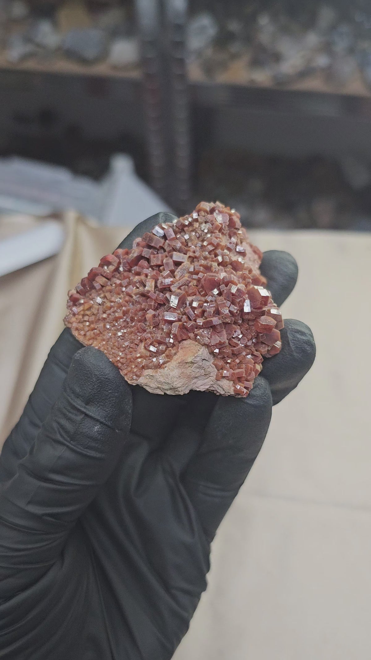 Vanadinite rouge à cristaux hexagonaux 110g de Mibladen au Maroc