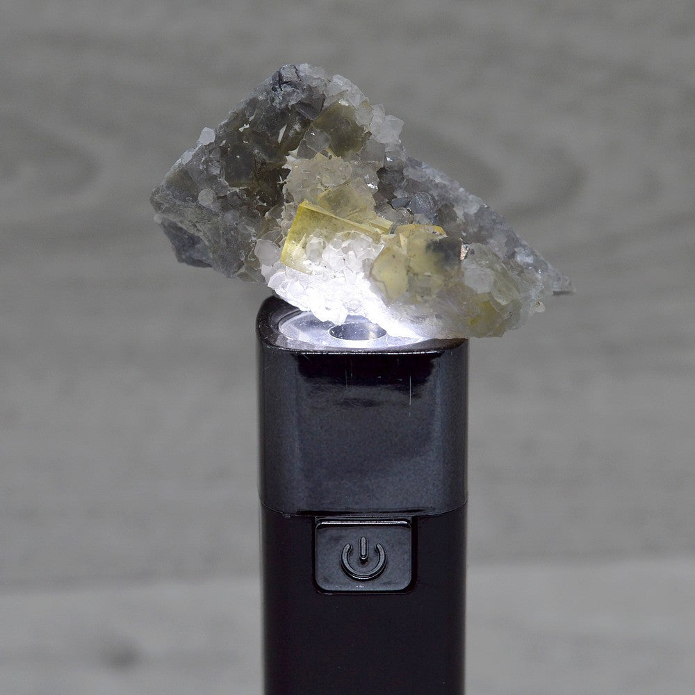 Fluorite et galène sur quartz du Maroc 43g sous lumière